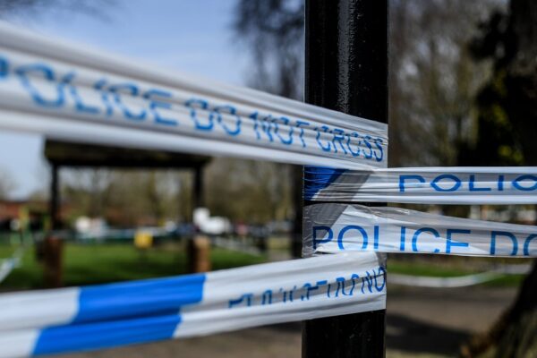 В Британии задержали жену чиновника за призыв сжечь отели с мигрантами