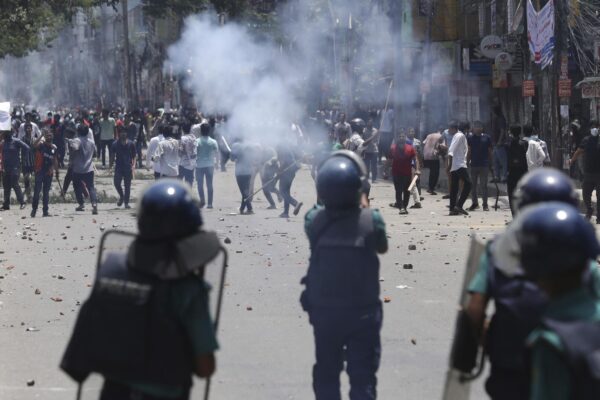 Число жертв беспорядков в Бангладеш увеличилось до 75