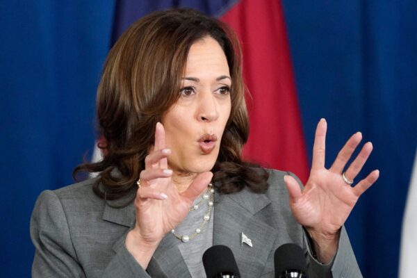 Опрос показал уровень поддержки Харрис и Трампа среди населения