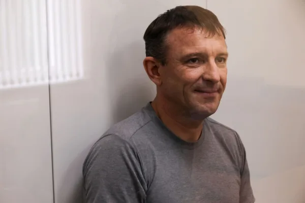 Генерала Попова у суда встретили друзья в футболках с его фото и позывным