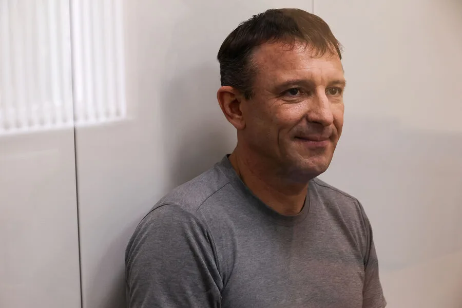 Генерала Попова у суда встретили друзья в футболках с его фото и позывным