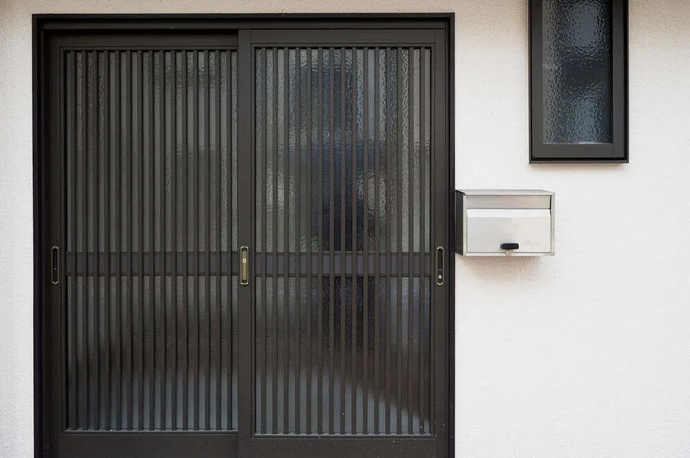 Откатные ворота для дачи: удобство, безопасность и стиль в частном секторе
