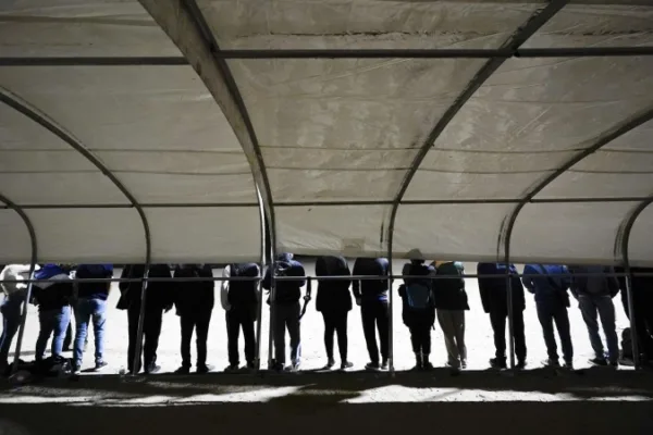 Байден хочет легализовать сотни тысяч незаконных мигрантов в США, пишут СМИ