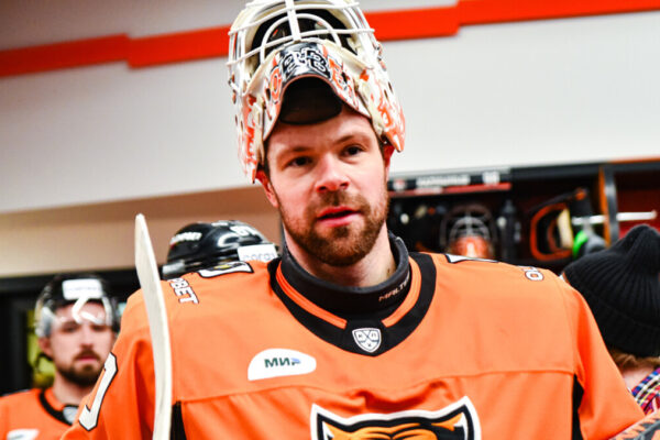 «На три места кладу матрас». Вратарь «Амура» Бобков рассказал, как летает с Дальнего Востока в Москву и обратно