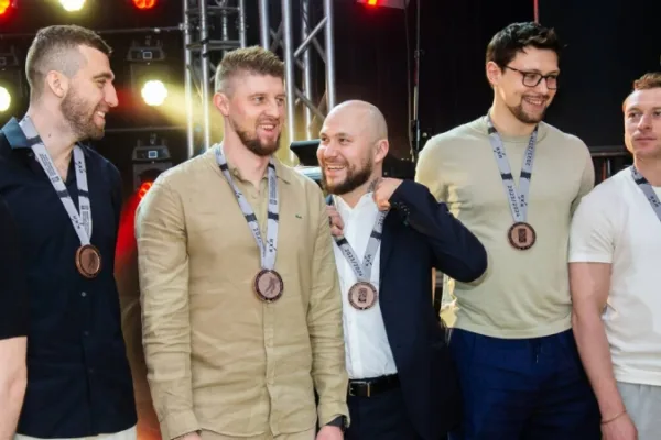 Хоккеистов «Автомобилиста» наградили бронзовыми медалями КХЛ