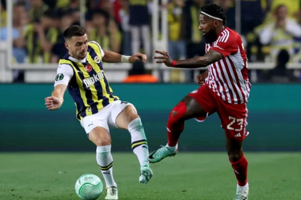 «Олимпиакос» по пенальти победил «Фенербахче» и вышел в полуфинал Лиги конференций