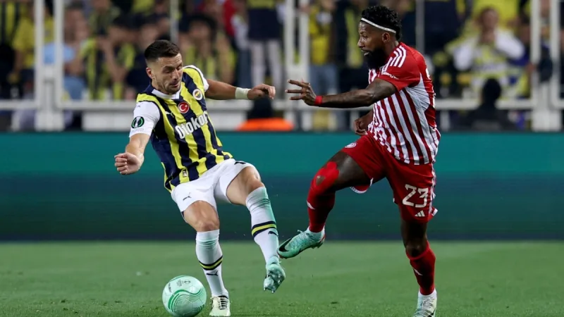 «Олимпиакос» по пенальти победил «Фенербахче» и вышел в полуфинал Лиги конференций