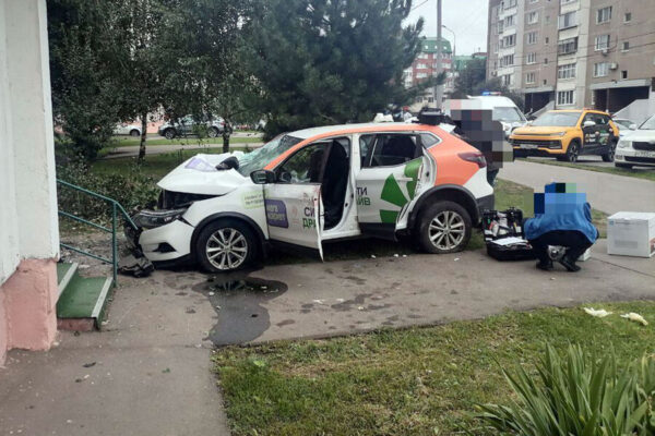 Полиция преследовала подростков на каршеринге, которые врезались в дом в Москве
